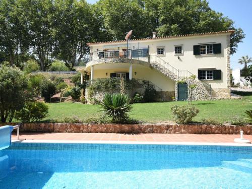 CarreirosCozy Villa with Private Swimming Pool的别墅前设有游泳池