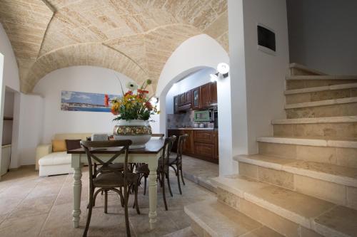 佩斯科勒海滨Casale de li Canti的厨房以及带桌椅的用餐室。