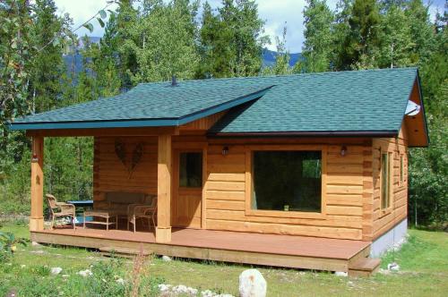 泰特若讷卡什米卡山山林小屋及小木屋的小木屋设有甲板和屋顶