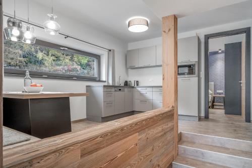 索尔登Corso Living的一间厨房,配有白色的橱柜和大窗户