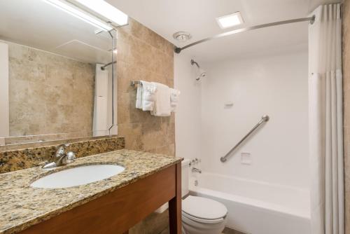 Ramada by Wyndham State College Hotel & Conference Center的一间浴室