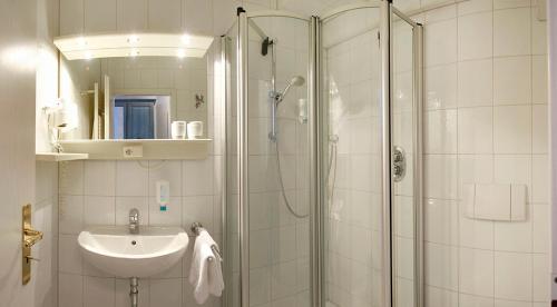 博尔库姆威斯特兰德别墅酒店的带淋浴和盥洗盆的浴室