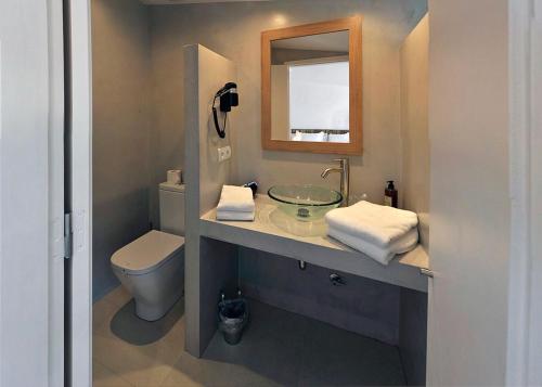 卡达克斯卡达克阿莱斯成人酒店的一间带水槽、卫生间和镜子的浴室