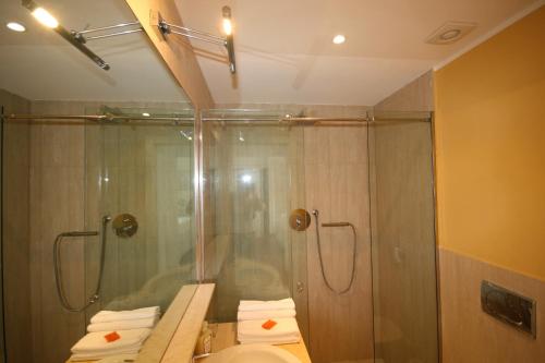 基亚瓦里Chiavari Centro Storico的带淋浴和卫生间的浴室