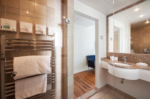斯科斯堡克尔斯科德斯伯格酒店的一间带水槽和镜子的浴室