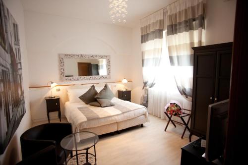 莫利内拉Hotel Mini Palace - Country House的酒店客房设有床和窗户。