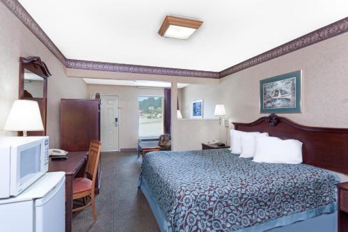 莫里斯敦莫里斯敦戴斯酒店的酒店客房配有一张床、一张书桌和一台电视。