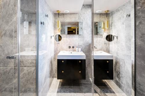 巴黎Snob Hotel的一间带两个盥洗盆和淋浴的浴室