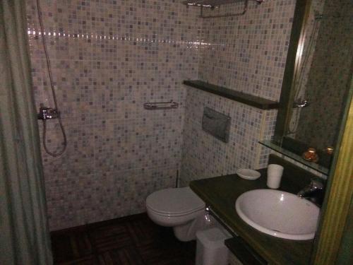法马拉Famara Paraíso的浴室配有卫生间、盥洗盆和淋浴。