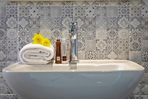 曼谷卡萨酒店的浴室水槽、毛巾和水龙头