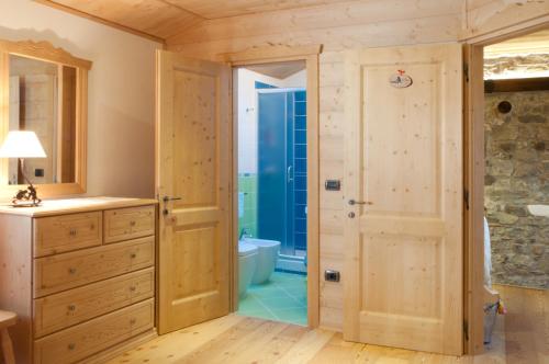 阿尔塔泰尔梅Profum Di Bosc的浴室配有卫生间、盥洗盆和浴缸。