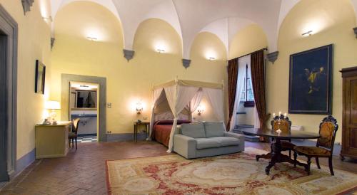 瓦尔的圣卡西亚诺伊佛迪诺别墅酒店的客厅配有床、沙发和桌子