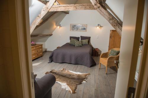 DikkelvennePetrus Wittebrood Hoeve的一间卧室配有一张床,铺有木地板