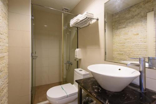 鱼池乡水沙连大饭店-休闲馆的一间带水槽和卫生间的浴室