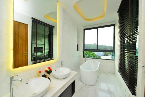 Bukit Pool Villas - SHA Extra Plus的一间浴室