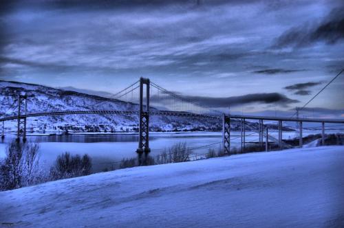 伊温斯科尔帖尔德孙布鲁瓦酒店的地面上积雪的河上的桥梁