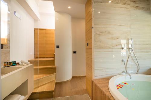 干尼亚奎里尼豪华酒店的带浴缸和盥洗盆的浴室
