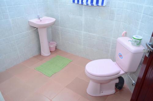 卡特勒格默贾亚辛格假日度假酒店的浴室配有白色卫生间和盥洗盆。