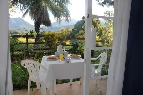 圣达菲咖啡山住宿加早餐旅馆的白色的桌椅,享有山景