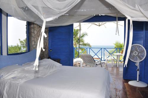 巴尔Casa Gaviota Baru Beach House的一间卧室配有一张床,享有海景