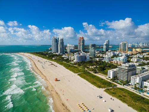 迈阿密海滩海洋广场梦想目的地酒店的享有海滩和海洋的空中景致