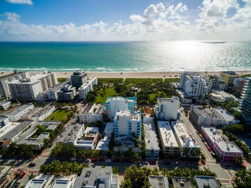 迈阿密海滩海洋广场梦想目的地酒店的城市和海洋的空中景观