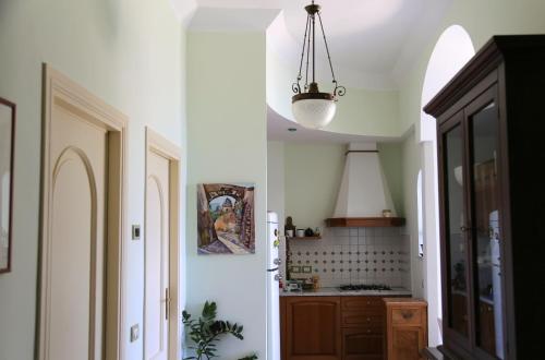 拉维罗Torre del Sogno的厨房拥有白色的墙壁和白色的天花板