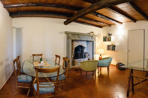 San Fermo della Battaglia特努娜隆科雷吉奥农家乐的一间带桌椅和壁炉的用餐室