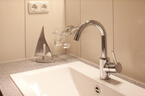 朗格奥朗格奥岛屿酒店的浴室水槽配有铬水龙头
