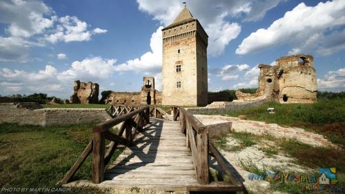 BačPansion Jakić的一座通往古老城堡的木桥