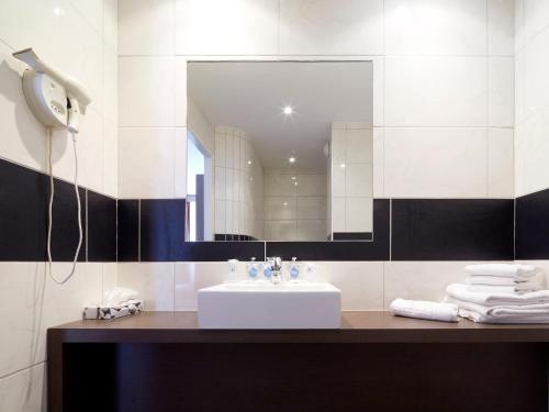 格勒诺布尔格勒诺布尔中心基里亚德酒店的一间带水槽和镜子的浴室