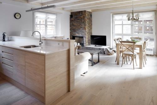 巴奎伊拉-贝莱特Val de Ruda Luxe 38 by FeelFree Rentals的一个带水槽和桌子的厨房