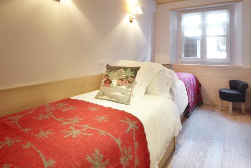 巴奎伊拉-贝莱特Val de Ruda Luxe 38 by FeelFree Rentals的一间卧室配有一张带红色毯子的床和窗户。