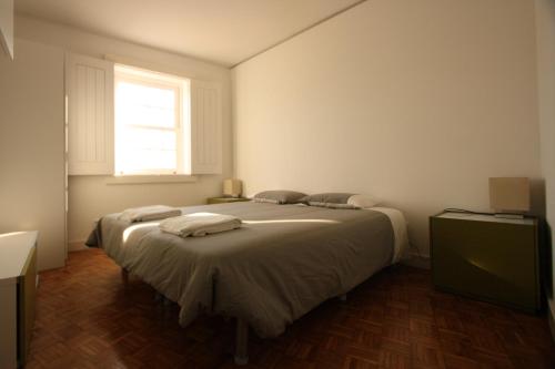 波尔图Porto Riverside的一间卧室配有带毛巾的床