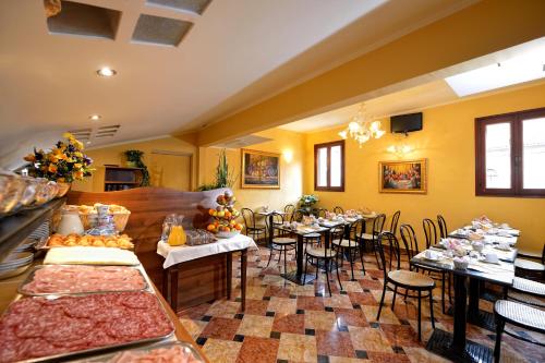 威尼斯米兰希塔迪酒店的餐厅内带桌椅的用餐室