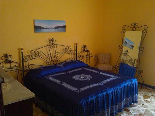 阿沃拉Happy House Wifi Free Bici Free的一间卧室配有一张带蓝色毯子的床