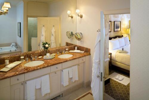 威廉斯堡Williamsburg Inn, an official Colonial Williamsburg Hotel的一间带两个盥洗盆和一张床的浴室