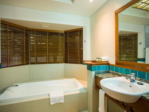 绿岛绿岛度假酒店的带浴缸、水槽和镜子的浴室
