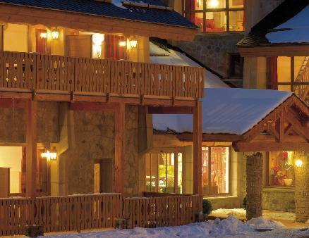 布齐耶比利牛斯2000普拉德拉酒店的雪地里设有木甲板的房子