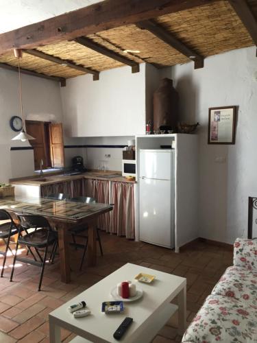 坎波德克里普塔纳La Casa del Bachiller的厨房配有桌子和白色冰箱。
