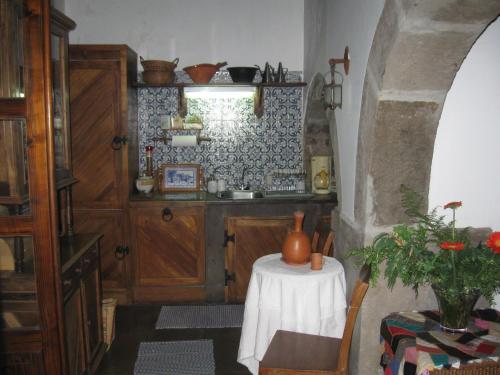 BiscoitosQuinta do Rossio, Rural Tourism的厨房配有带花瓶的桌子