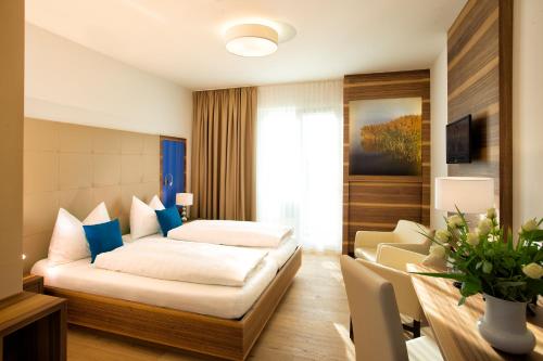 滨湖新锡德尔文德酒店的酒店客房,配有床和沙发