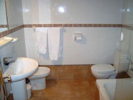 拉加古拉Apartamentos Picu Castiellu的浴室配有白色卫生间和盥洗盆。