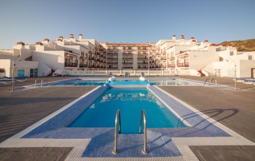 洛思坎加约斯坎加胡斯中心公寓酒店的享有游泳池的景色,游泳池的建筑背景