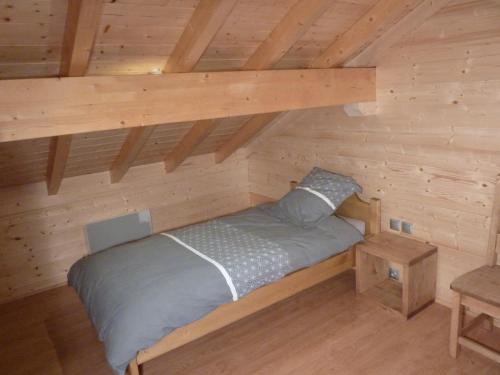 拉布雷斯Le Planot的小木屋内的一个床位