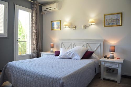 利勒鲁斯雷格丽朗酒店的卧室配有白色的床、两张桌子和一扇窗户