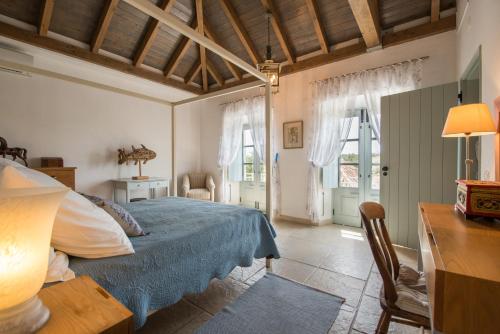 卡巴纳斯·德·塔维拉科利纳奎塔酒店的卧室配有一张床、一张书桌和窗户。