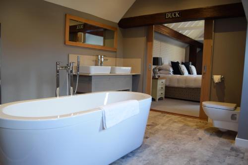 特科维尔布里埃尔菲尔德酒店的带浴缸、水槽和床的浴室