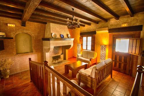 马尔帕尔蒂达德普拉森西亚托马萨蒂亚乡村度假屋的带沙发和壁炉的客厅