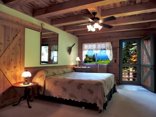 哈威卡哈拉旅舍 - 假日出租房屋的一间卧室配有一张床和吊扇